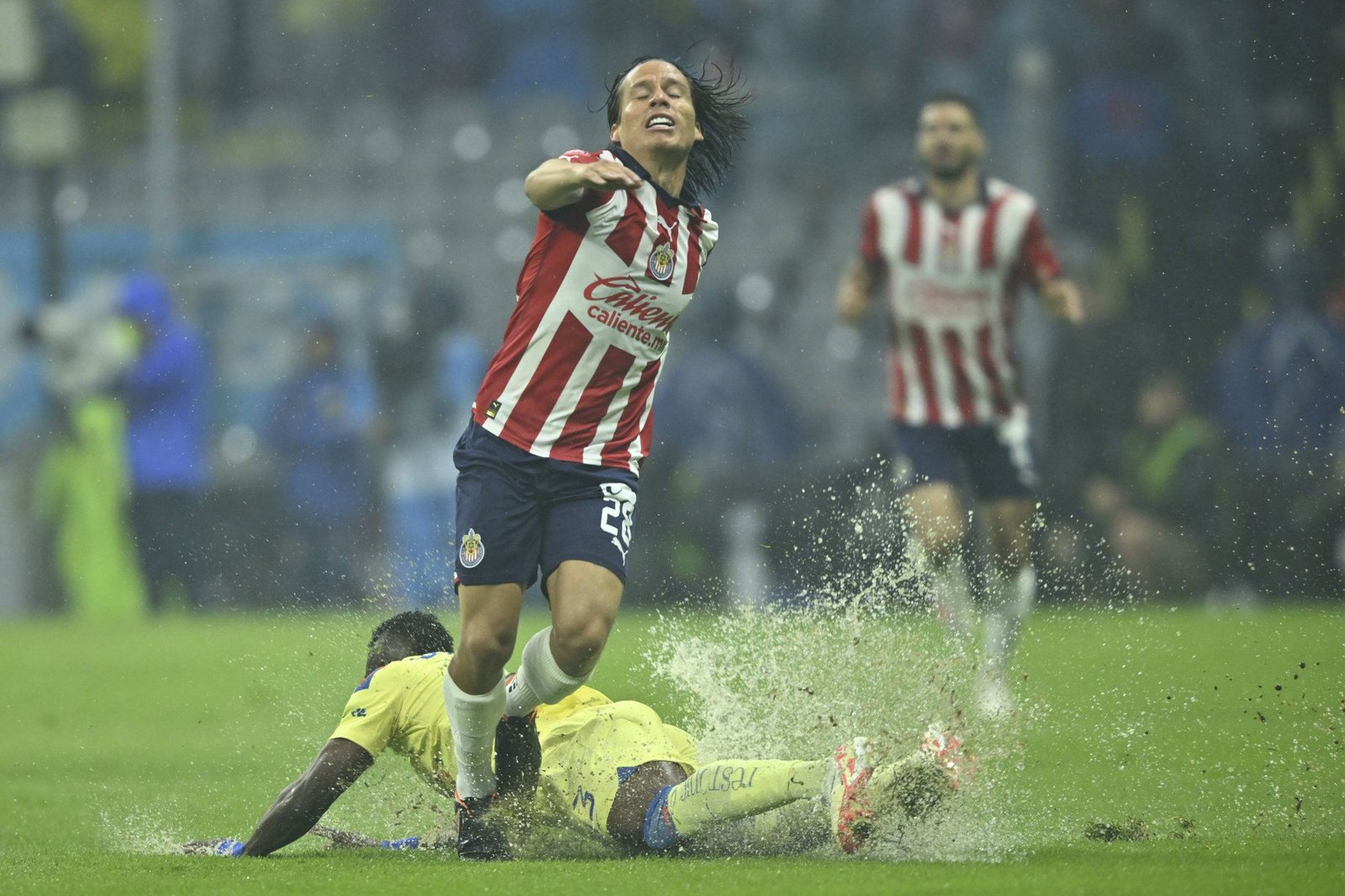 América golea 4 0 a las Chivas en el Clásico Nacional de México En