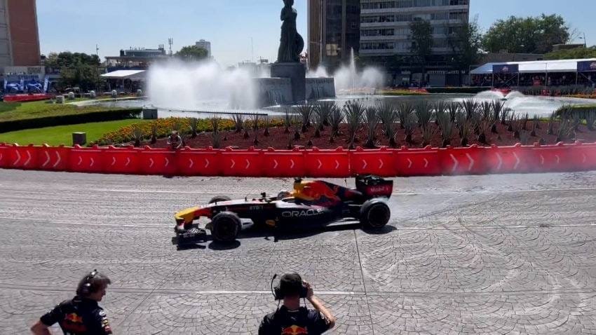 Lee más sobre el artículo F1: Checo Pérez desata la locura en el Red Bull Show Run en las calles de Guadalajara