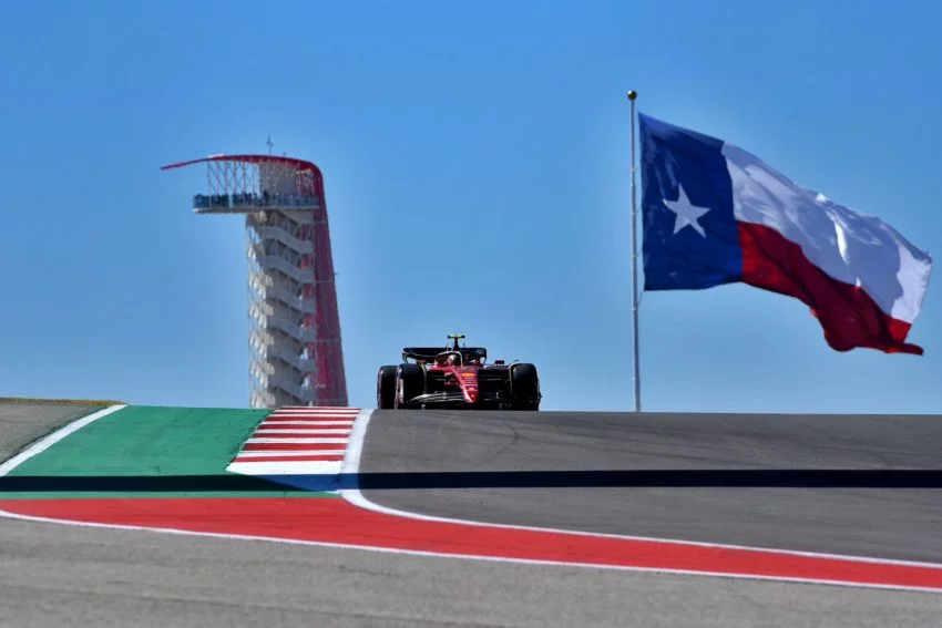 Carlos Sainz el más rápido en la P1 del Gran Premio de Austin; Checo en quinto sitio