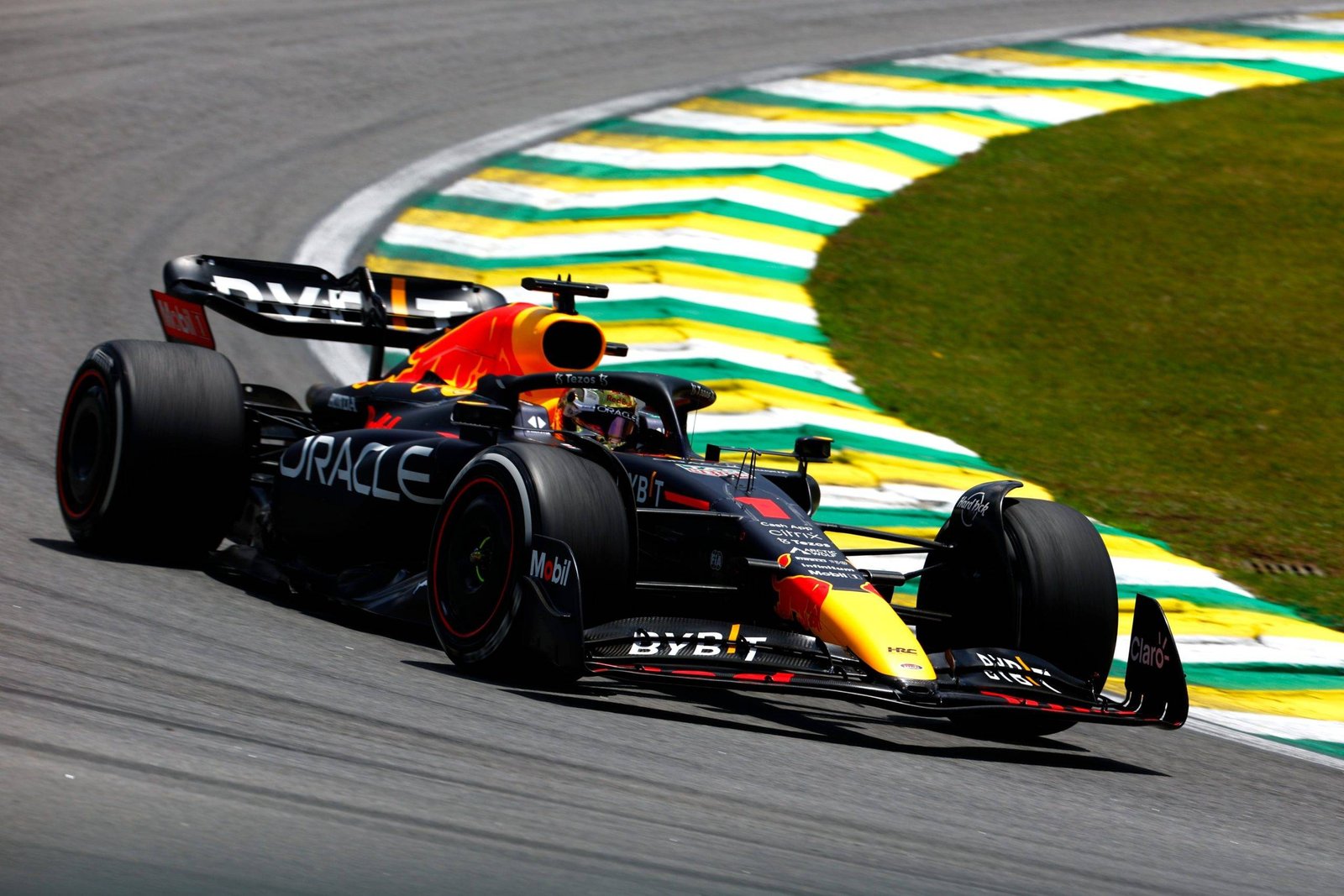 Checo Pérez acaricia el tiempo más rápido en la P2 de Brasil