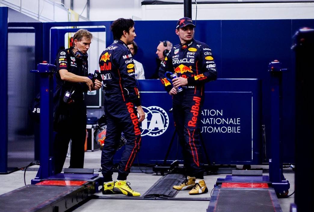 Lee más sobre el artículo F1: Checo explota contra Verstappen “Si tiene dos campeonatos es gracias a mi”