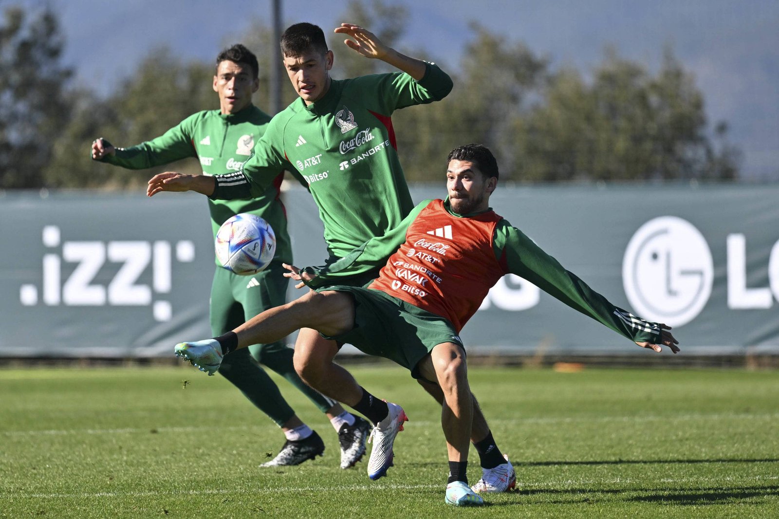 Con Raúl Jiménez y sin El Tecatito Corona el Tri acelera el paso para enfrentar a Irak