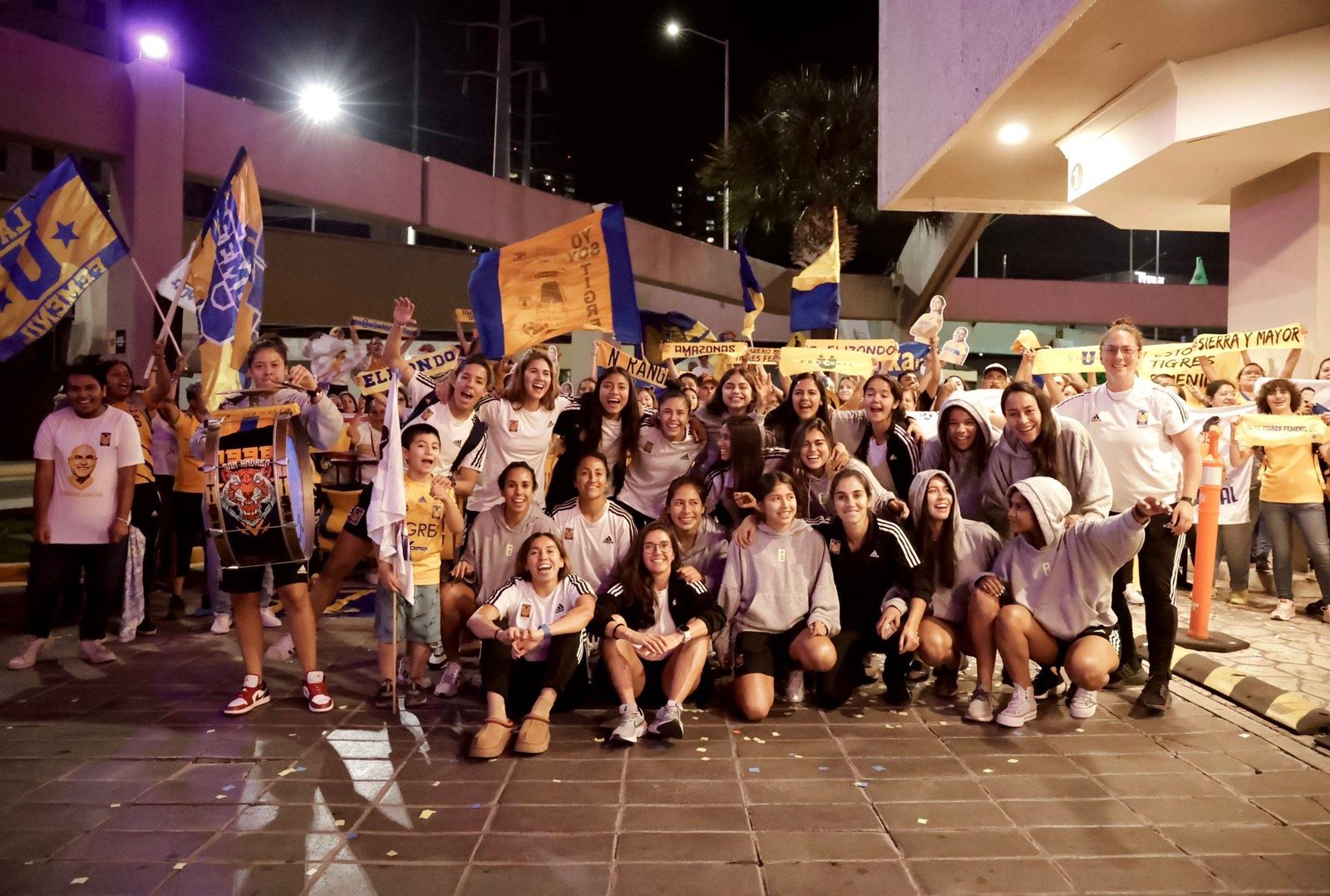 Liga MX Femenil: Aficionados Tigres le llevan serenata a las Amazonas previo al clásico regio de vuelta