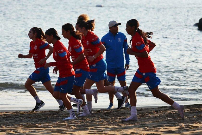 Chivas Femenil continúan con pretemporada en Manzanillo