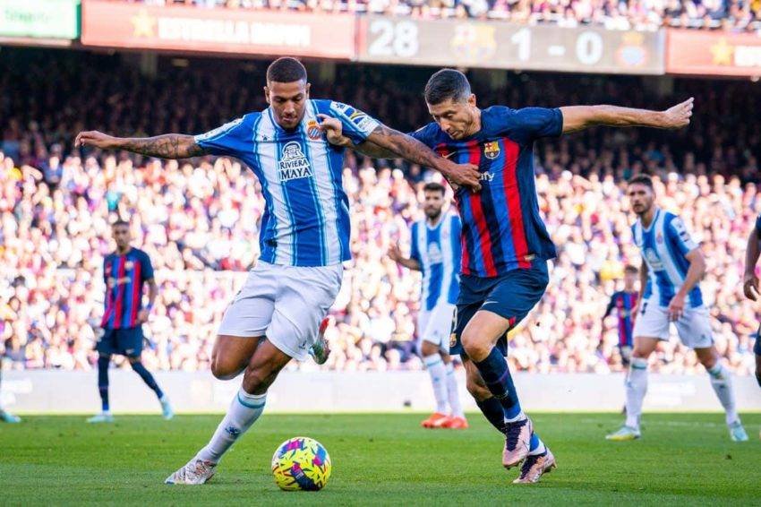 Barcelona y Espanyol igualan 1-1 en accidentado derbi