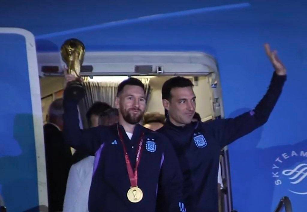 Llega Argentina y Messi a Buenos Aires con la Copa del Mundo