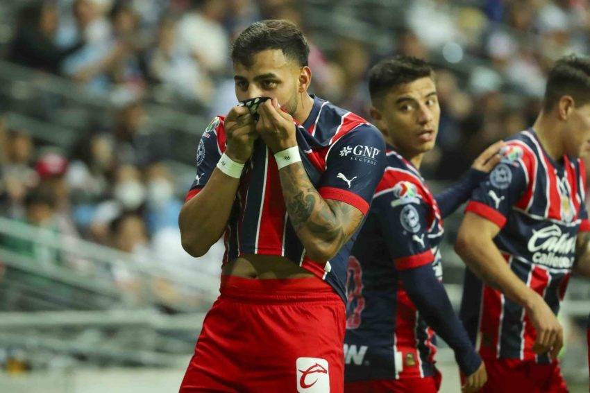 Lee más sobre el artículo Chivas oficializa salida de Alexis Vega