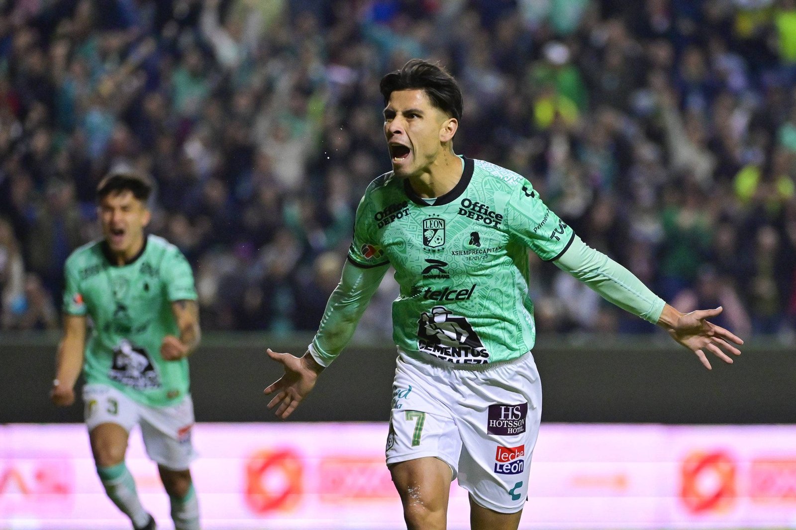 Liga MX: León remonta y vence 2-1 a Necaxa en el debut de Larcamón