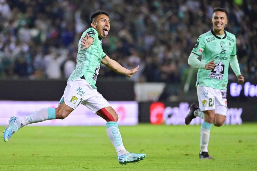 León remonta y vence 2-1 a Necaxa en el debut de Larcamón