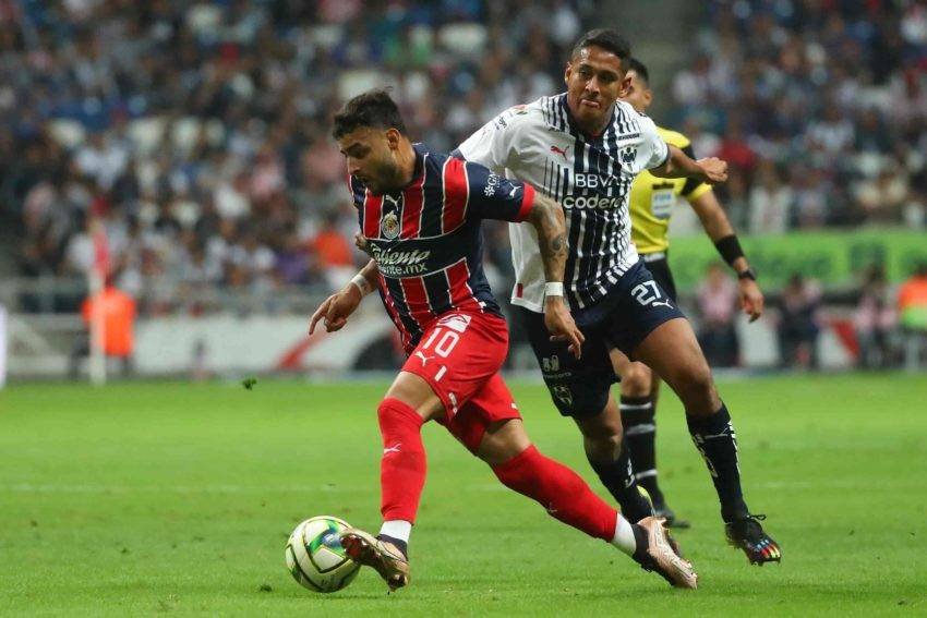 Chivas vence a Rayados 1-0 con una gran actuación del Wacho Jiménez