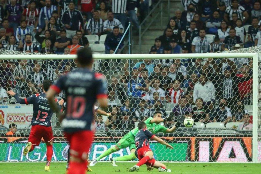 Chivas vence a Rayados 1-0 con una gran actuación del Wacho Jiménez