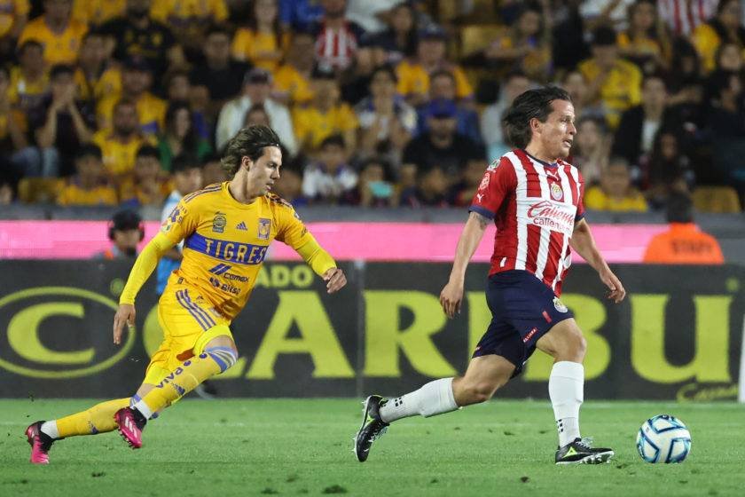 Chivas vence a 2-1 Tigres y ya es tercero