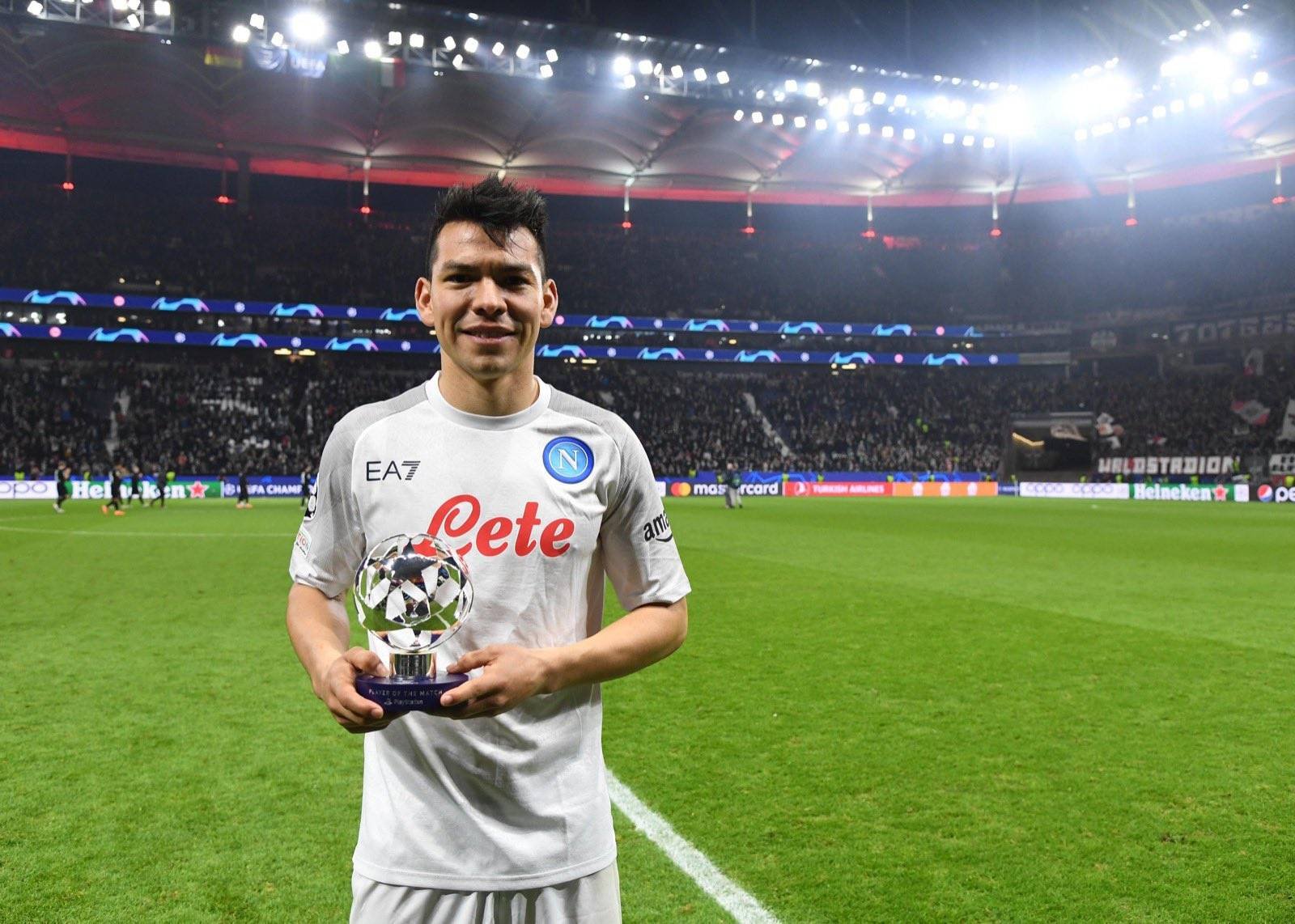 Chucky Lozano, el jugador del partido en la victoria del Napoli sobre el Frankfurt