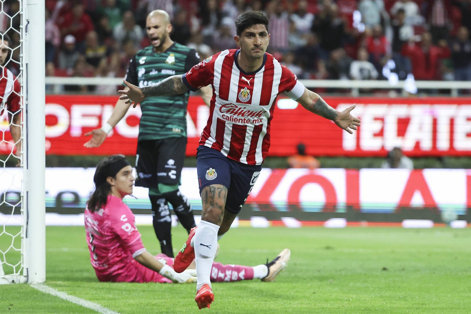 Chivas derrota 2-0 a Santos e iguala a Tigres