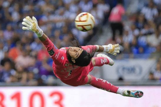 Lee más sobre el artículo Santos da la sorpresa de la jornada, vence 2-1 a Rayados en el BBVA