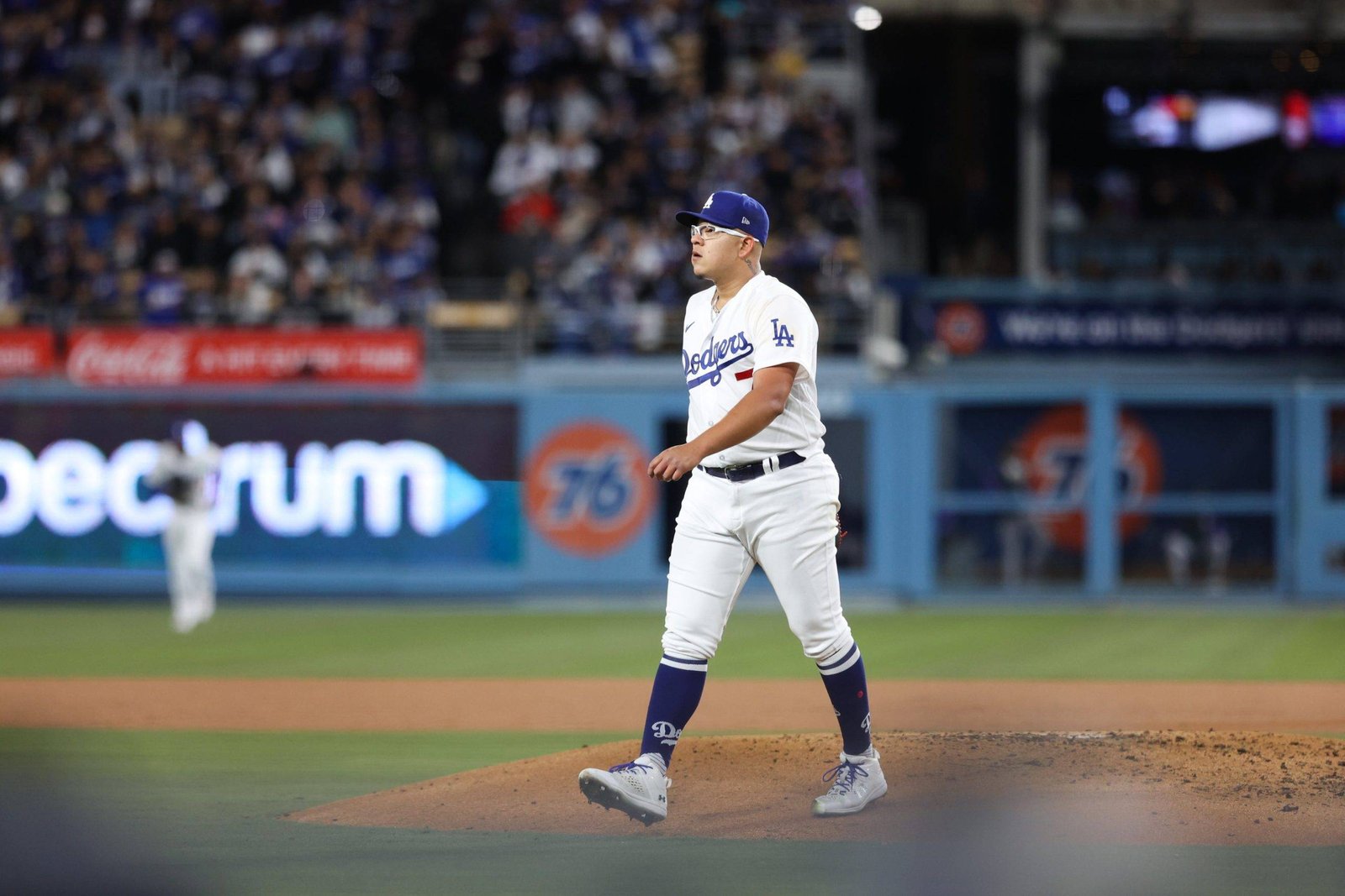 Julio Urias logró su tercera victoria del año.