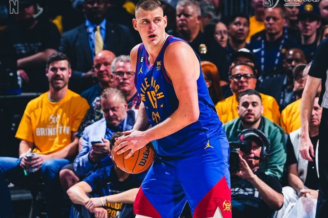 Jokic impulso a los Nuggets a una nueva victoria.