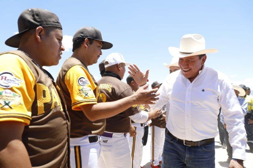 El gobernador David Monreal en la inauguración del campo de béisbol. 