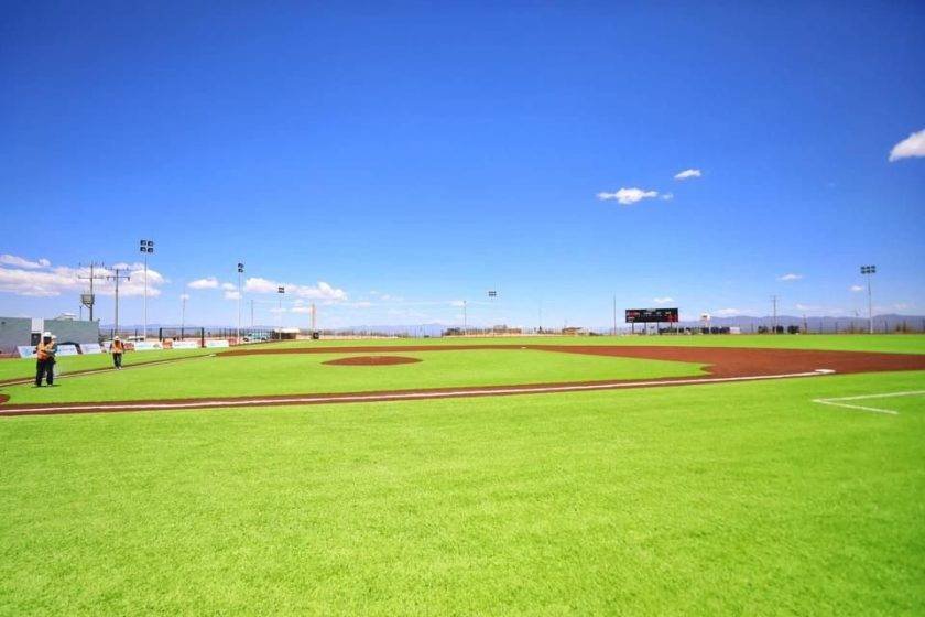 El campo de beisbol es una de las mejores instalaciones de la región. 