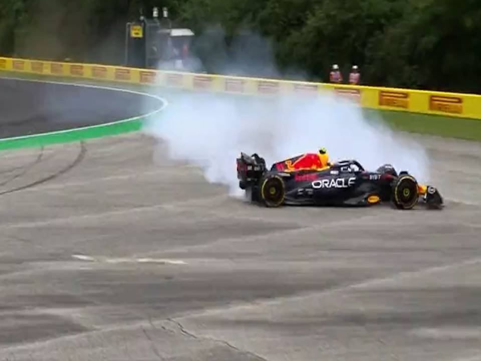 Checo Pérez pierde el control e impacta su auto en Hungría.