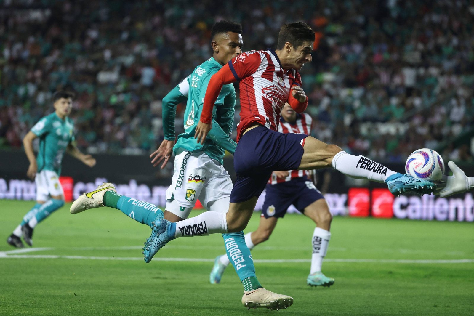 Lee más sobre el artículo Chivas derrota 2-1 al León en su debut en el Torneo de Apertura 2023