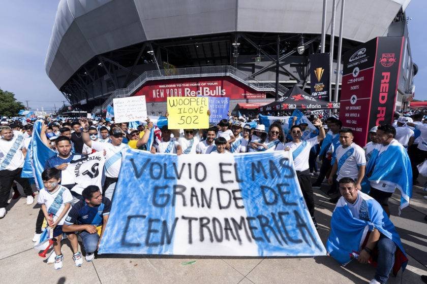 Luis Fernando Tena dijo que sin los aficionados de Guatemala no hubieran avanzado. 