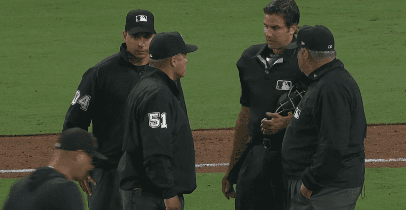 Los umpires expulsaron a Ángel Perdomo tras lo ocurrido con Manny Machado. 