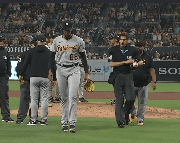 Los umpires expulsaron a Ángel Perdomo tras lo ocurrido con Manny Machado. 