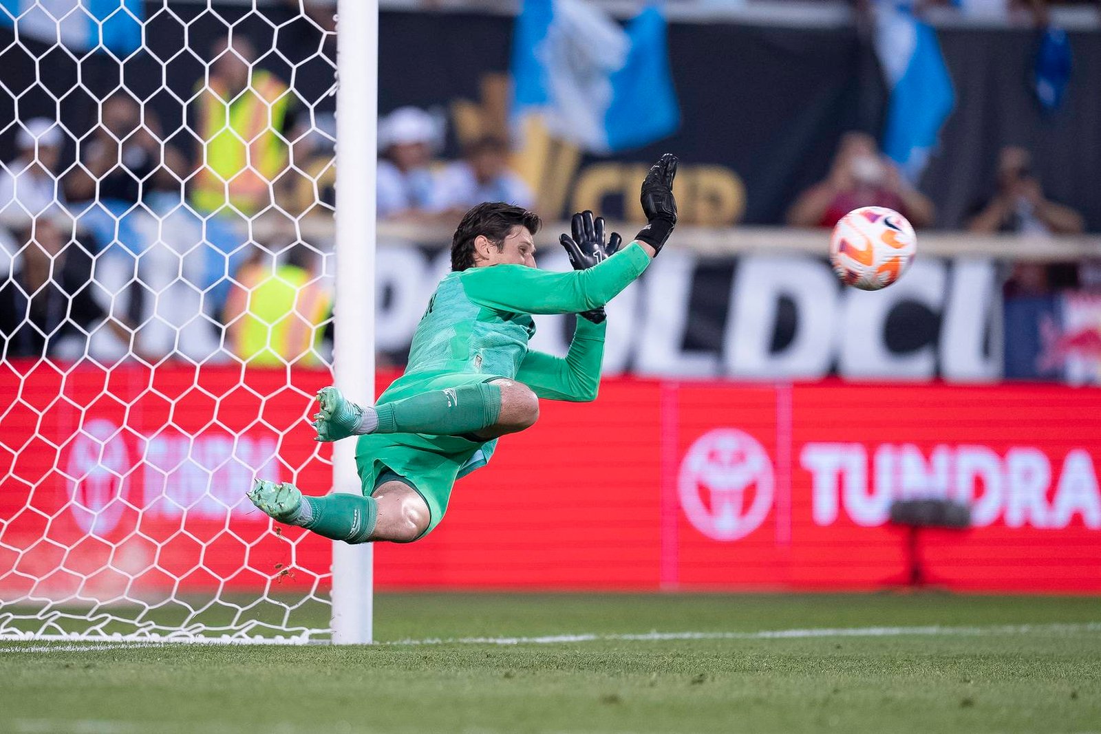 Hagen salvó a Guatemala atajando un tiro penal.