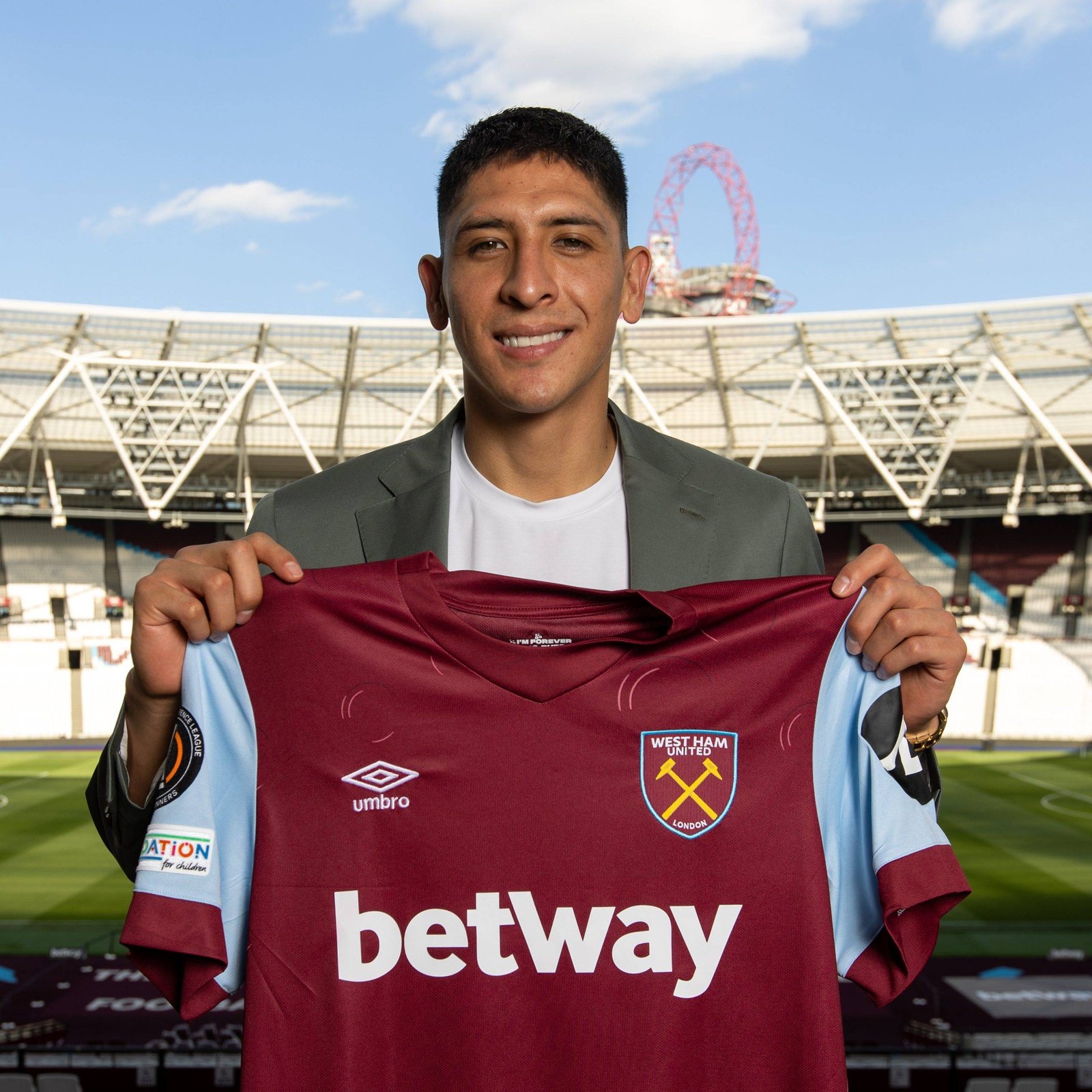 Edson Álvarez llega a la Premier League de Inglaterra.