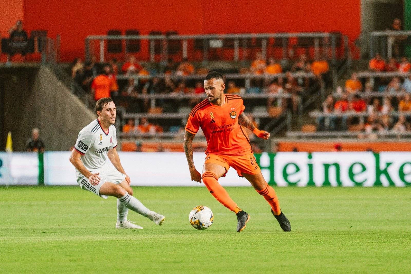 Houston Dynamo FC extiende el contrato del mediocampista Artur hasta