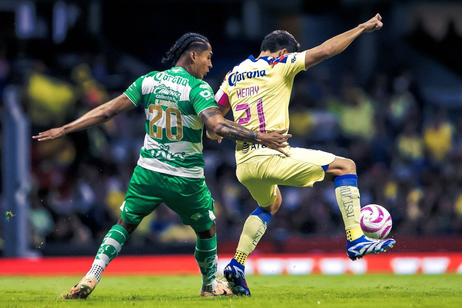 América derrotó 4-3 a Santos en la cancha del Estadio Azteca.