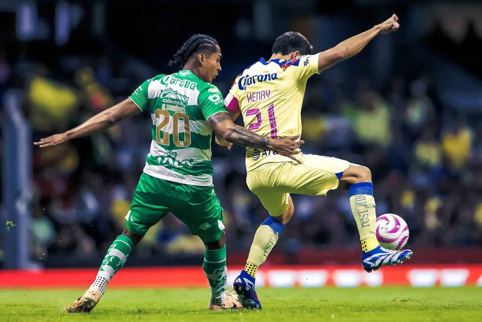 América vence al Santos y se confirma como líder del fútbol mexicano