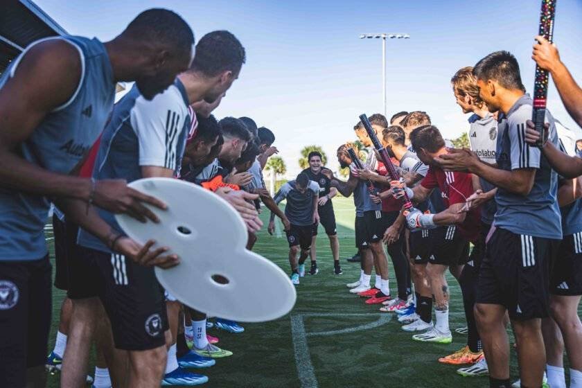 Reciben a Messi como héroe en el Inter Miami tras ganar su octavo Balón de Oro