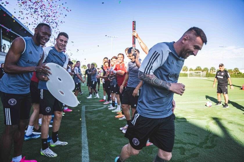 Reciben a Messi como héroe en el Inter Miami tras ganar su octavo Balón de Oro