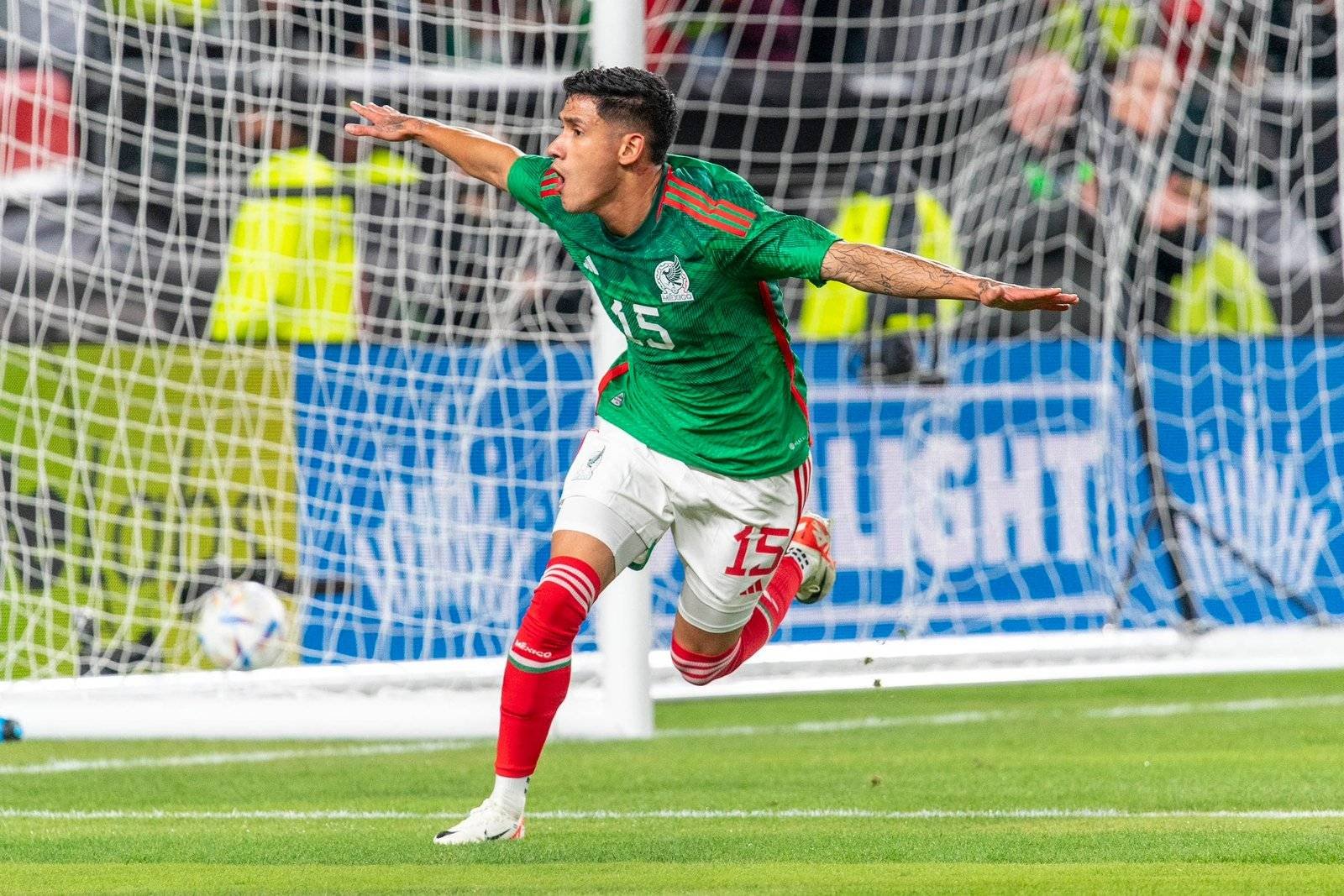 Uriel Antuna marcó el primer gol de México.