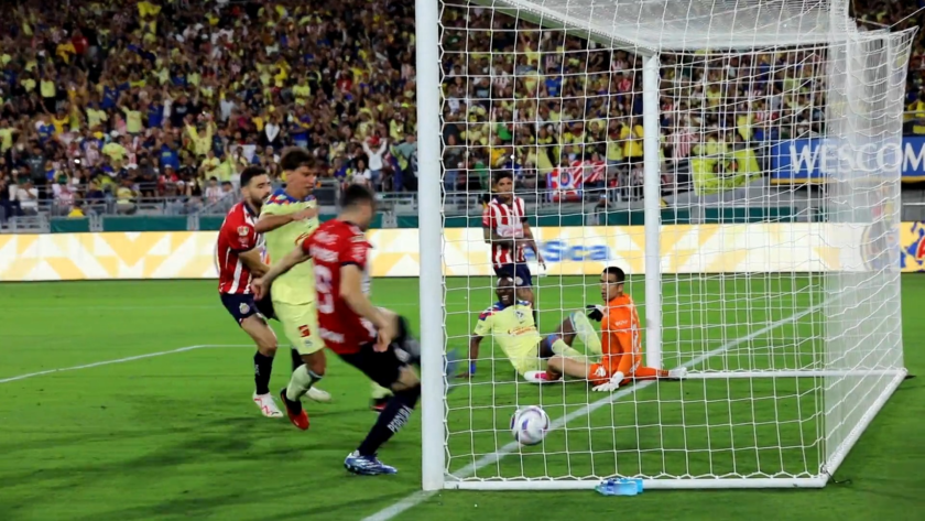 El disparo de Quiñones cruzó la línea de gol para el segundo tanto del América.