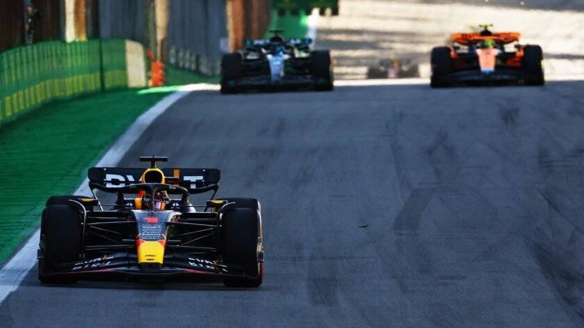 Max Verstappen ya campeón, dominó la carrera sprint. 