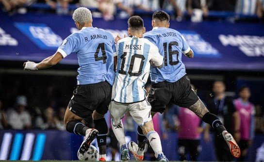 Messi fue bien marcado por la defensa uruguaya. 