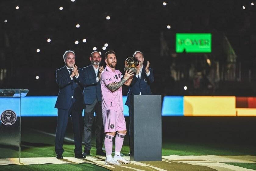 Messi presumió su octavo balón de oro en Miami. 