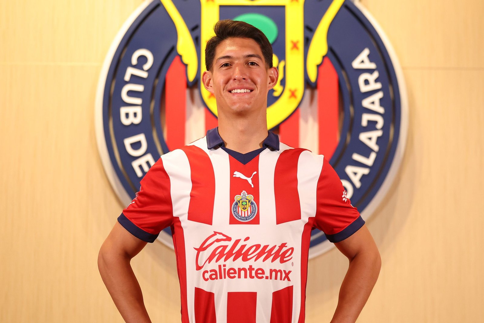 JOSÉ CASTILLO firmó su contrato y se puso la playera de CHIVAS.