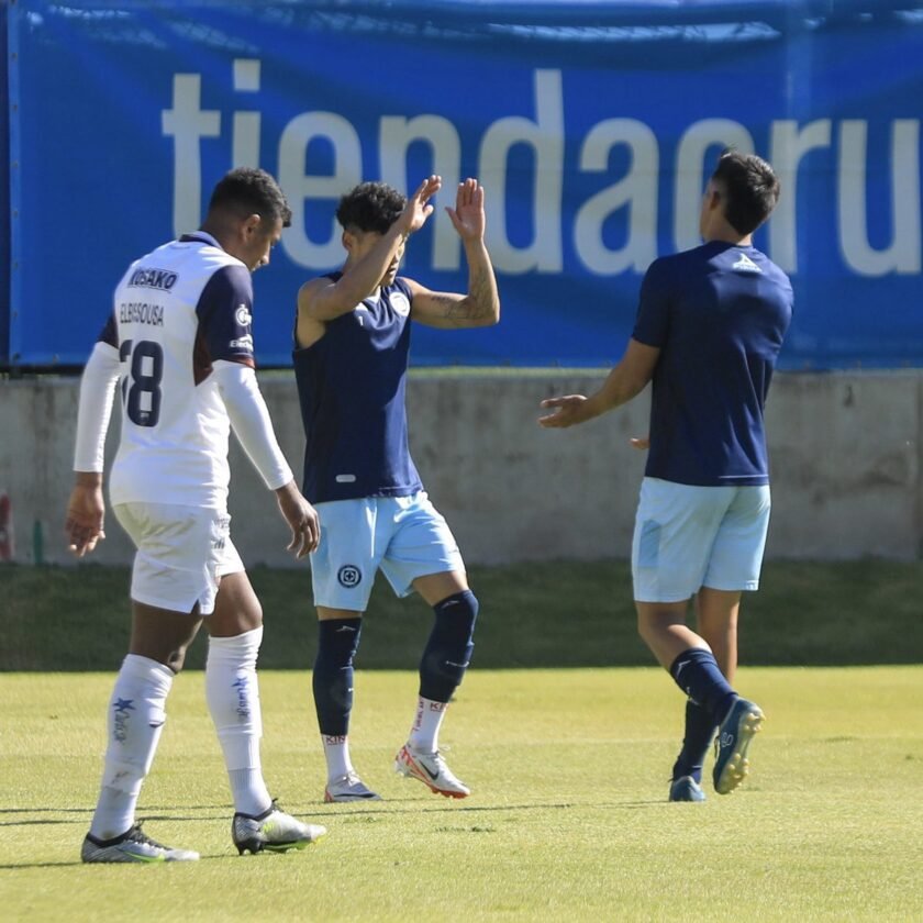 URIEL ANTUNA estrenó LOOK con CRUZ AZUL. 