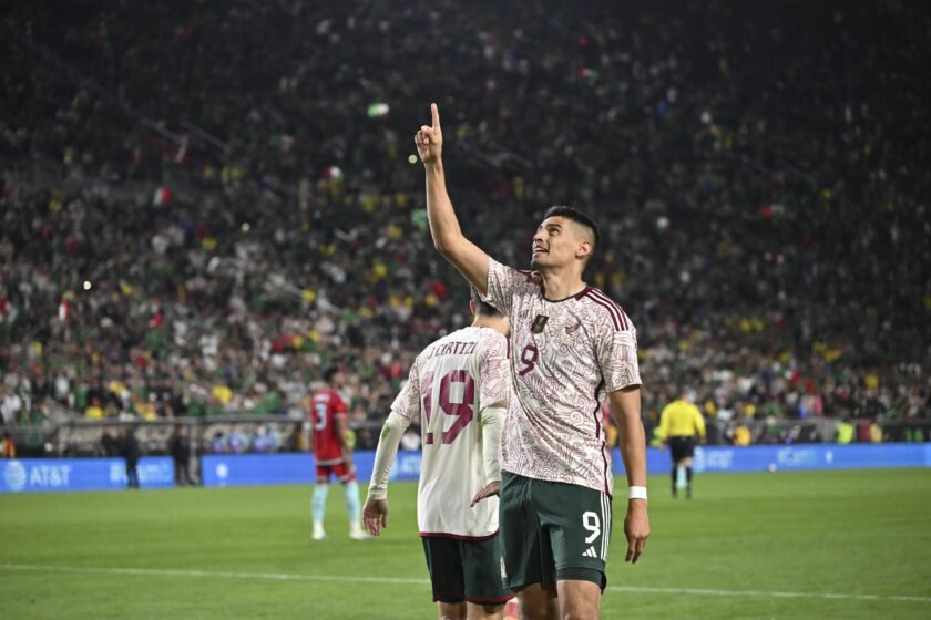 GUILLERMO MARTÍNEZ marcó su primer gol con la SELECCIÓN MEXICANA.