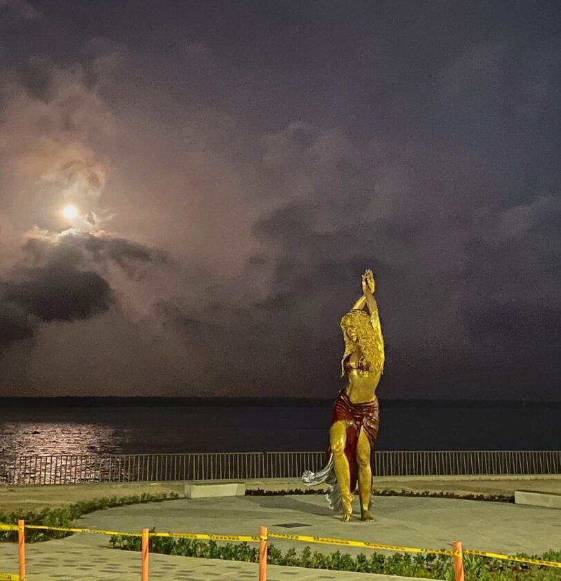 Así luce BARRANQUILLA con la espectacular estatua de SHAKIRA. 