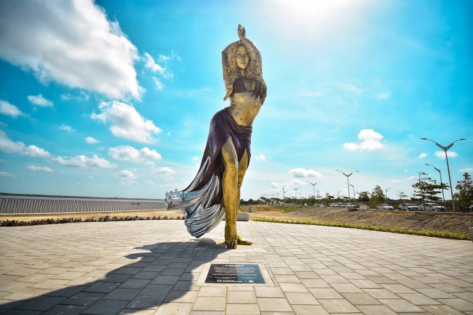 La espectacular estatua de SHAKIRA.