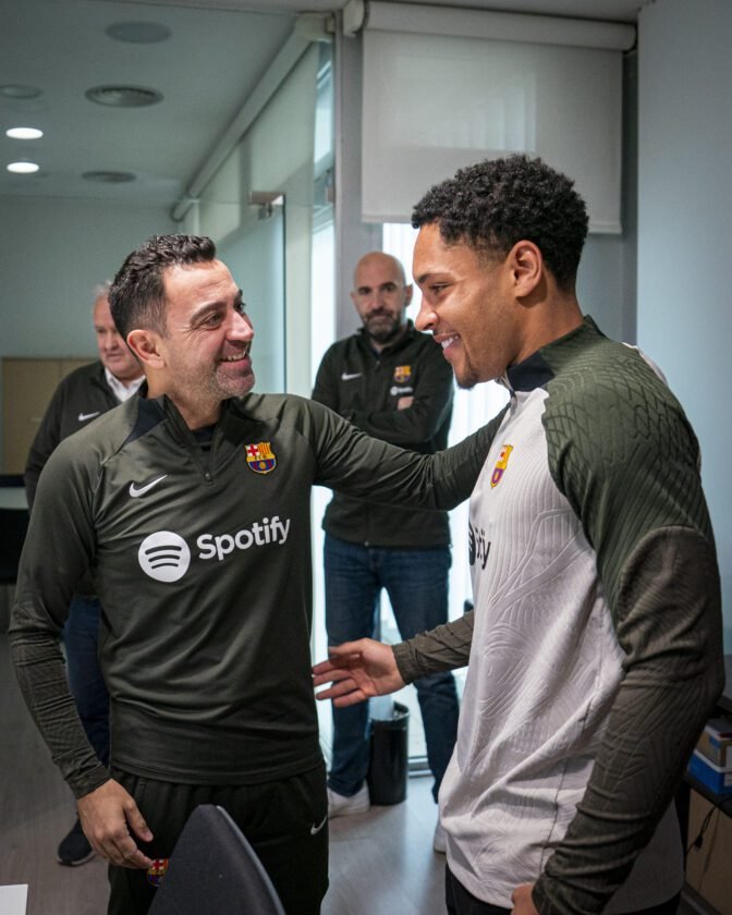 VITOR ROQUE y XAVI durante la primera práctica del brasileño. 