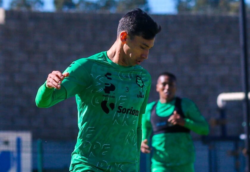 ISMAEL GOVEA defensor de SANTOS LAGUNA. 