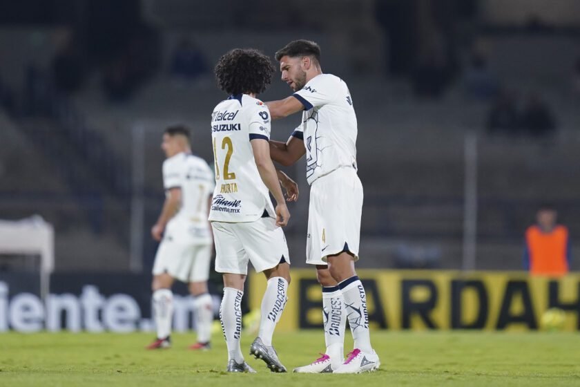 Pumas golea 3-0 a Santos en el debut de Nacho Ambriz 