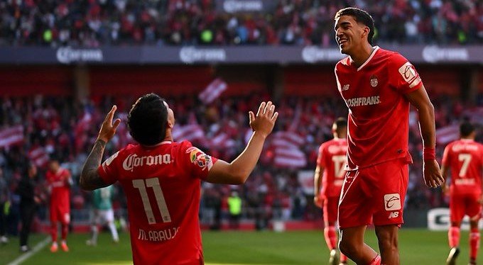 Toluca golea 4-1 al León en debut de Alexis Vega