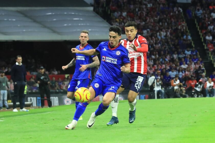 Cruz Azul golea 3-0 a las Chivas